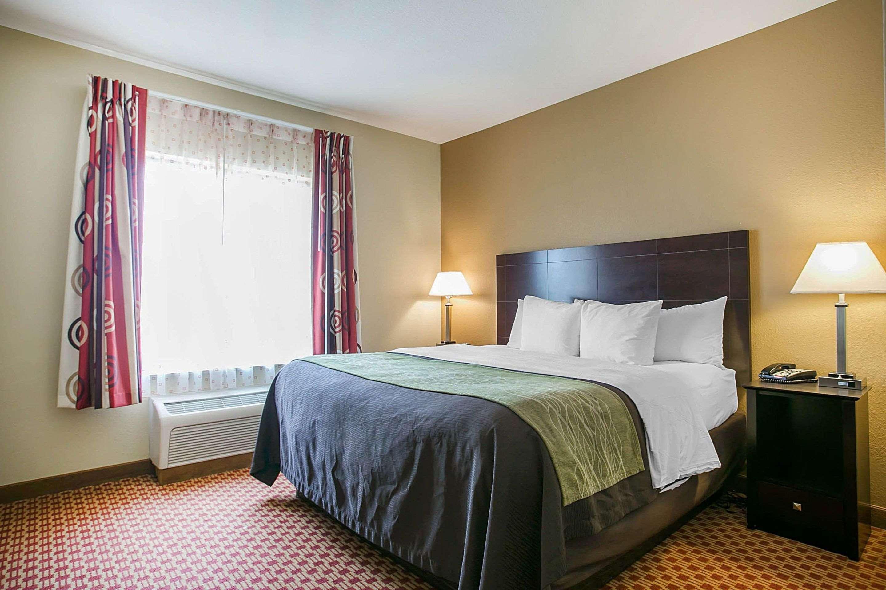 Comfort & West Near Eisenhower 3*
