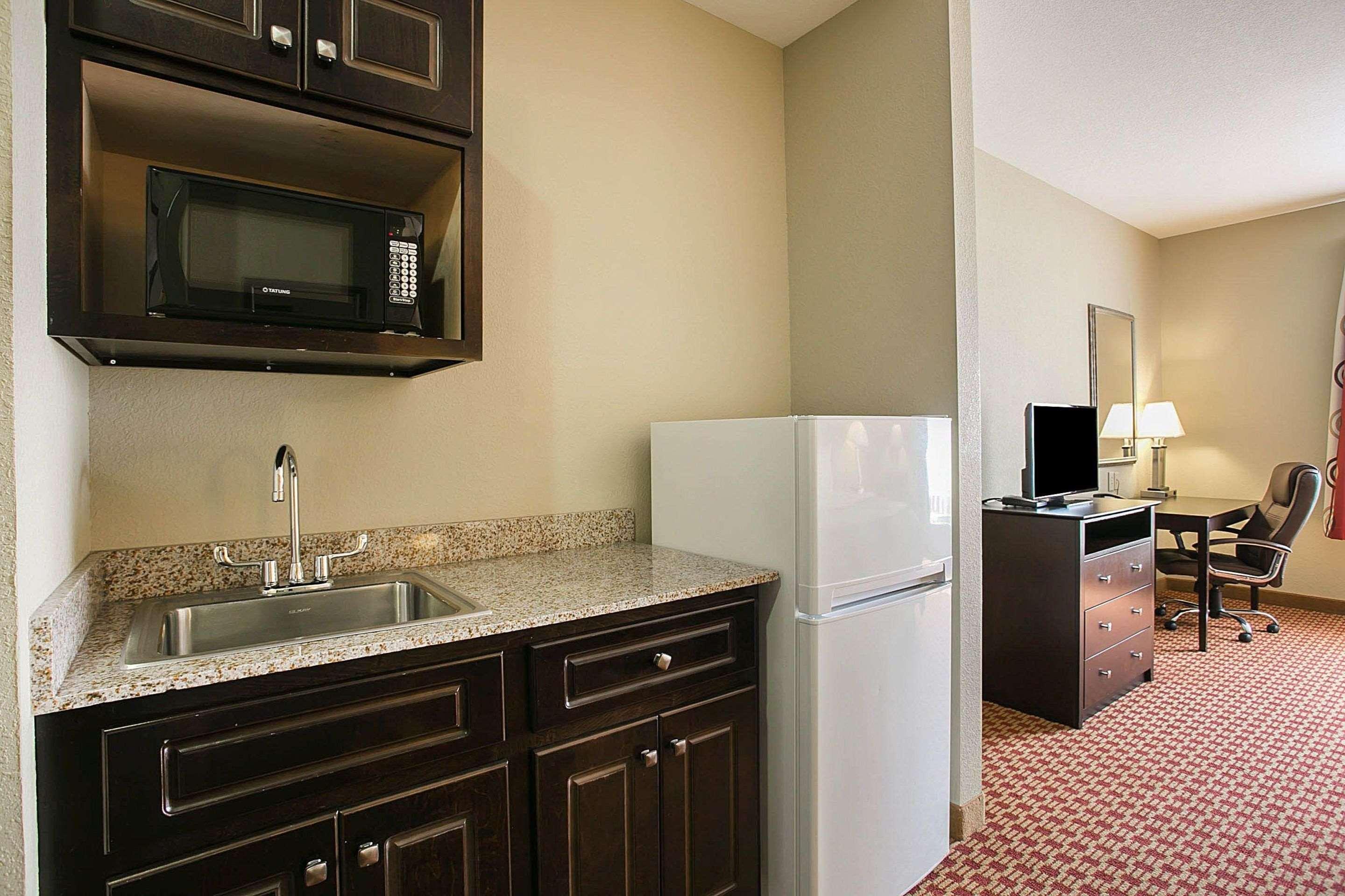 Hotel Comfort & West Near Eisenhower