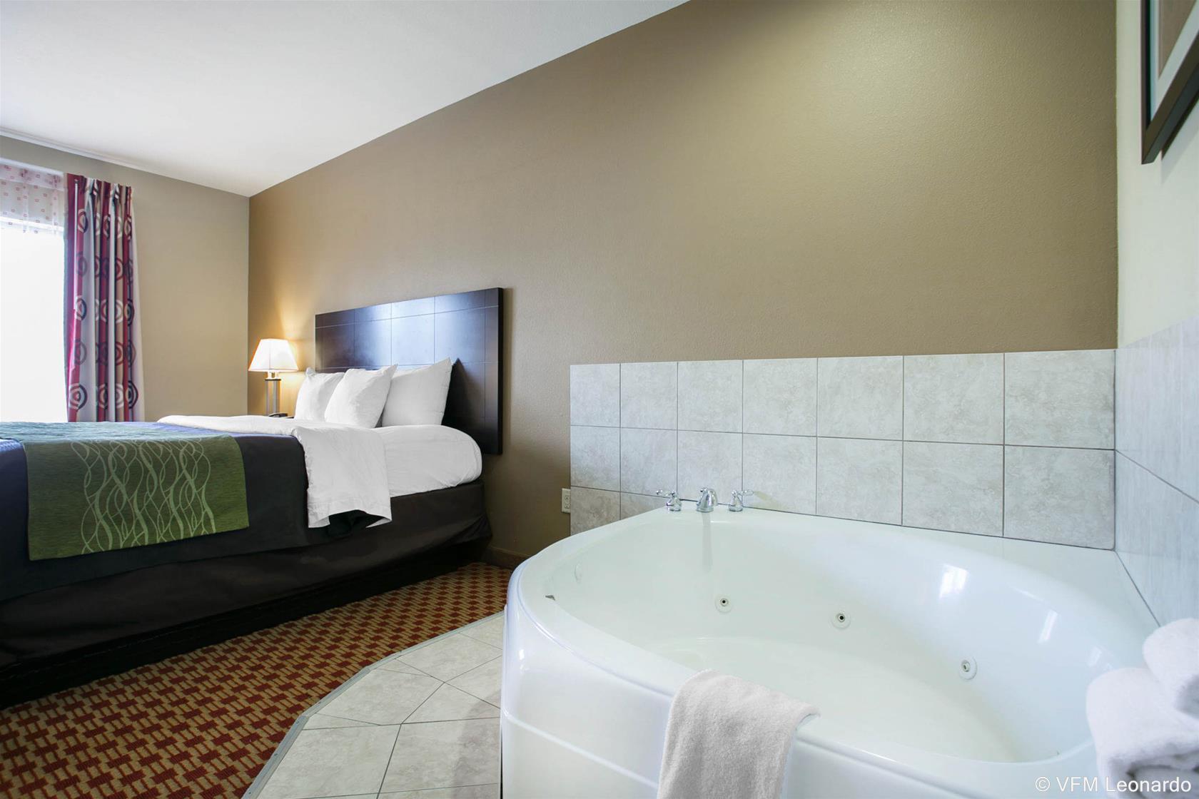 Hotel Comfort & West Near Eisenhower 3*