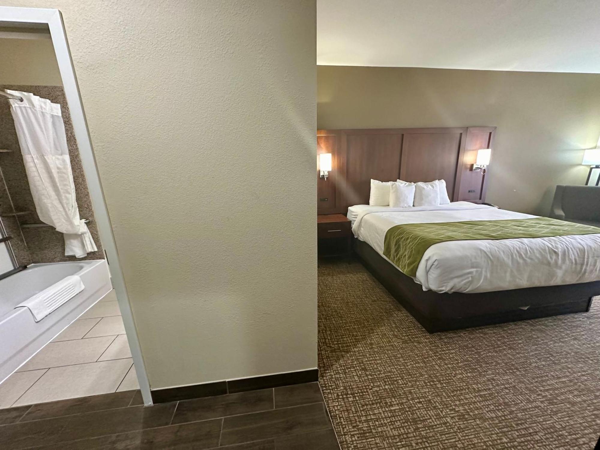 Hotel Comfort & West Near Eisenhower 3*