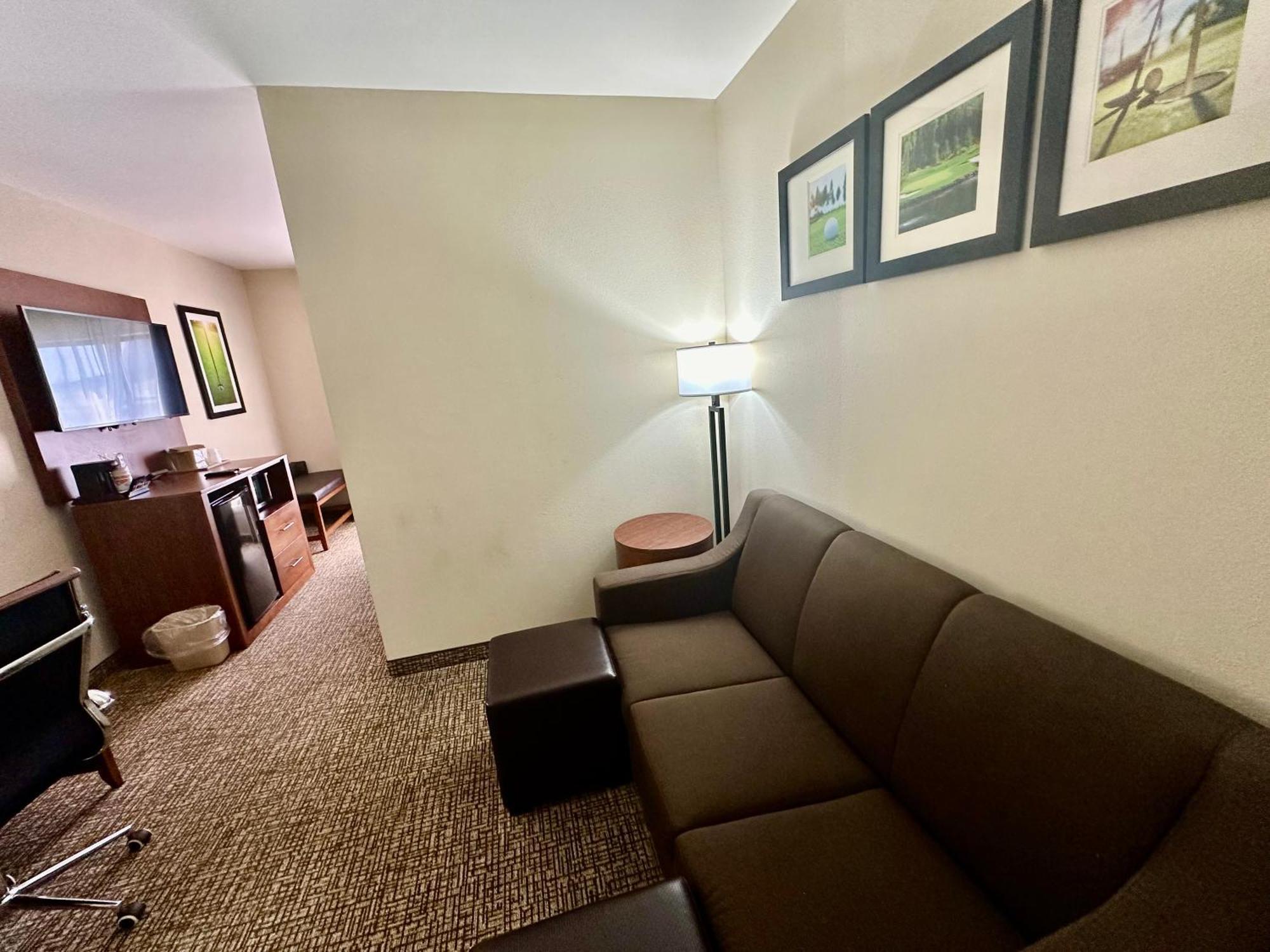 Hotel Comfort & West Near Eisenhower 3*