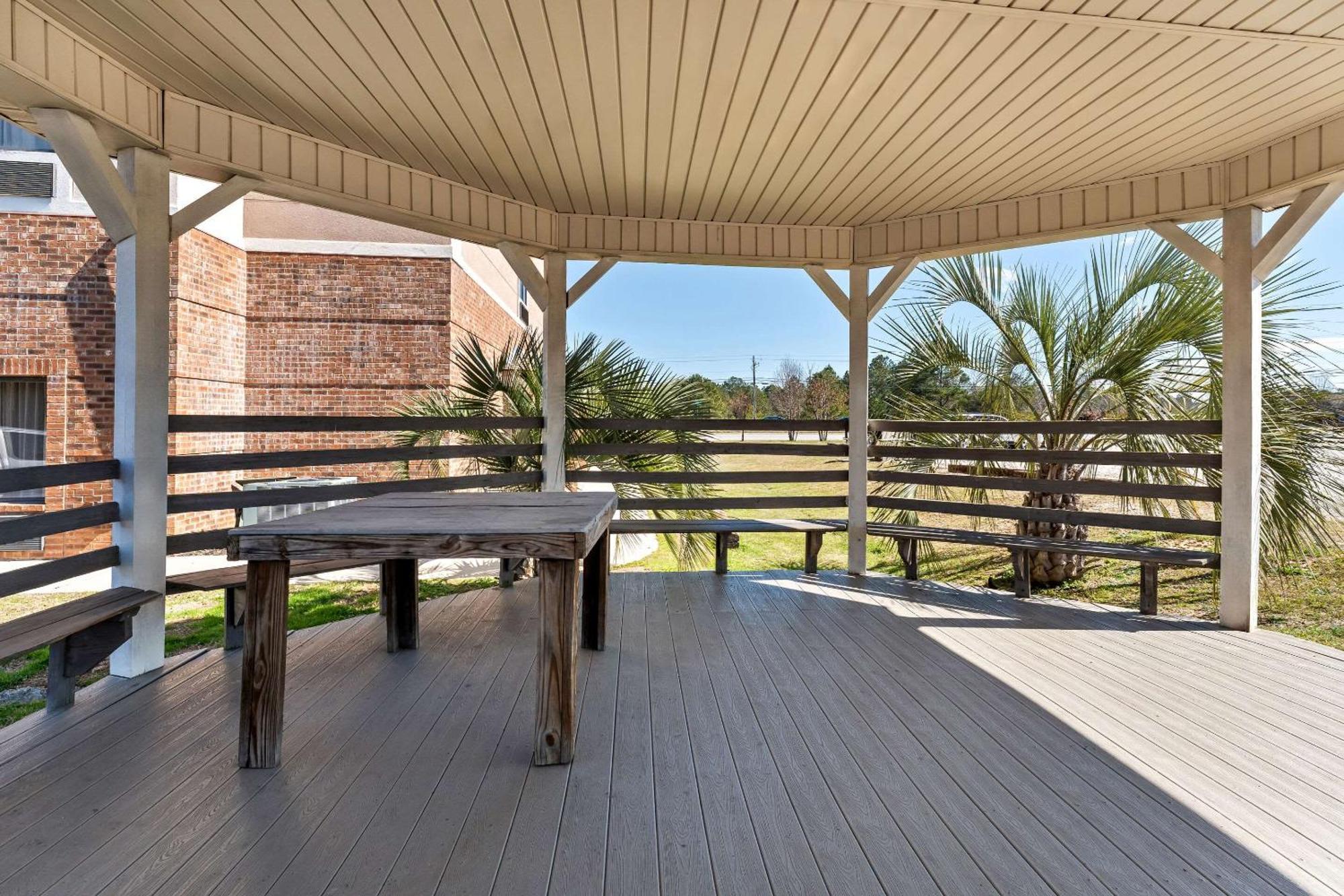 Hotel Comfort & West Near Eisenhower 3*