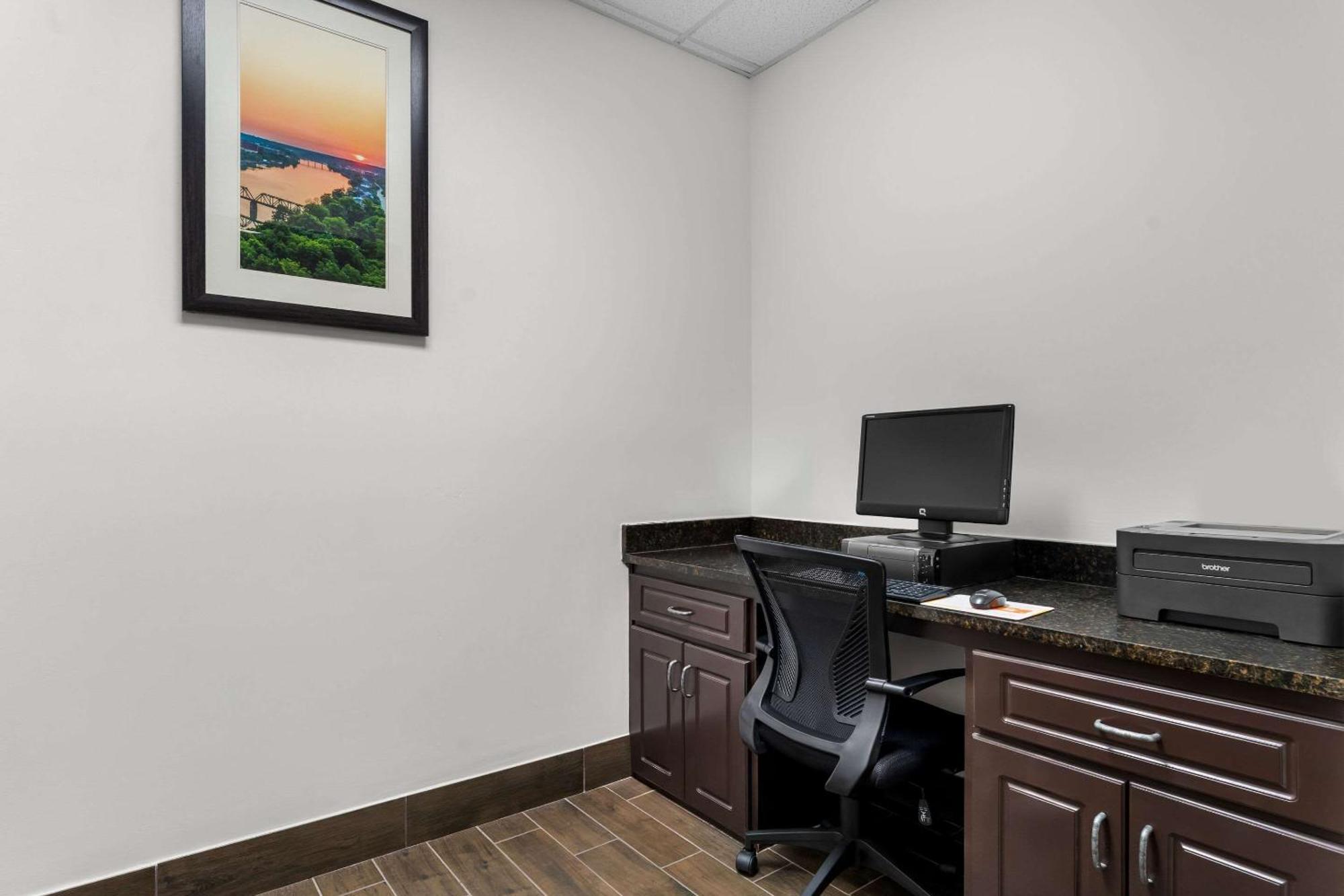Hotel Comfort & West Near Eisenhower 3*