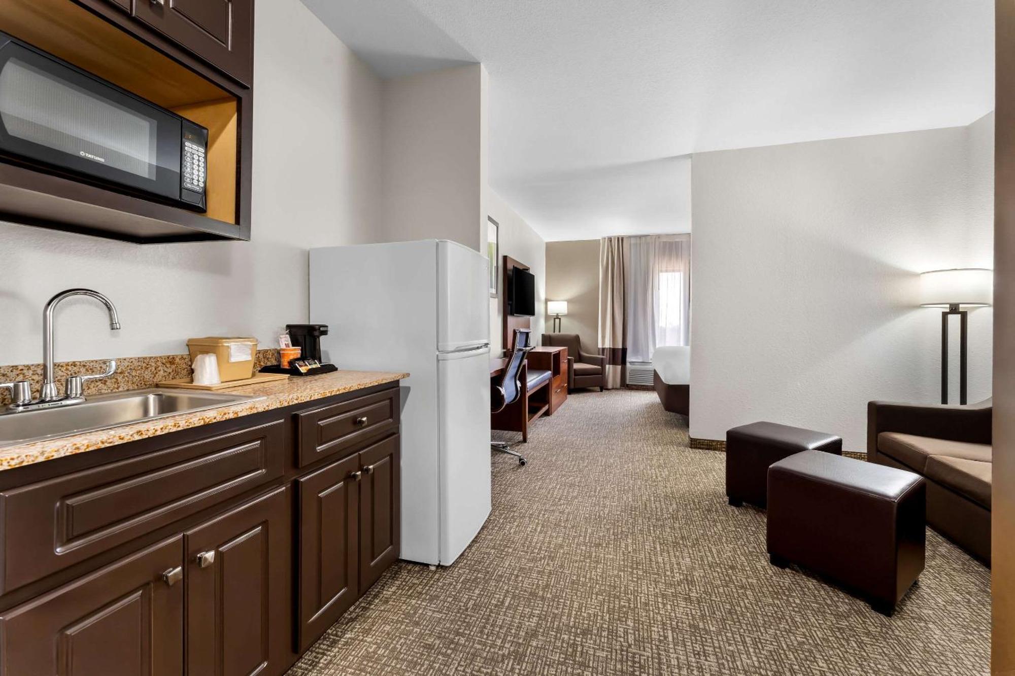 Hotel Comfort & West Near Eisenhower