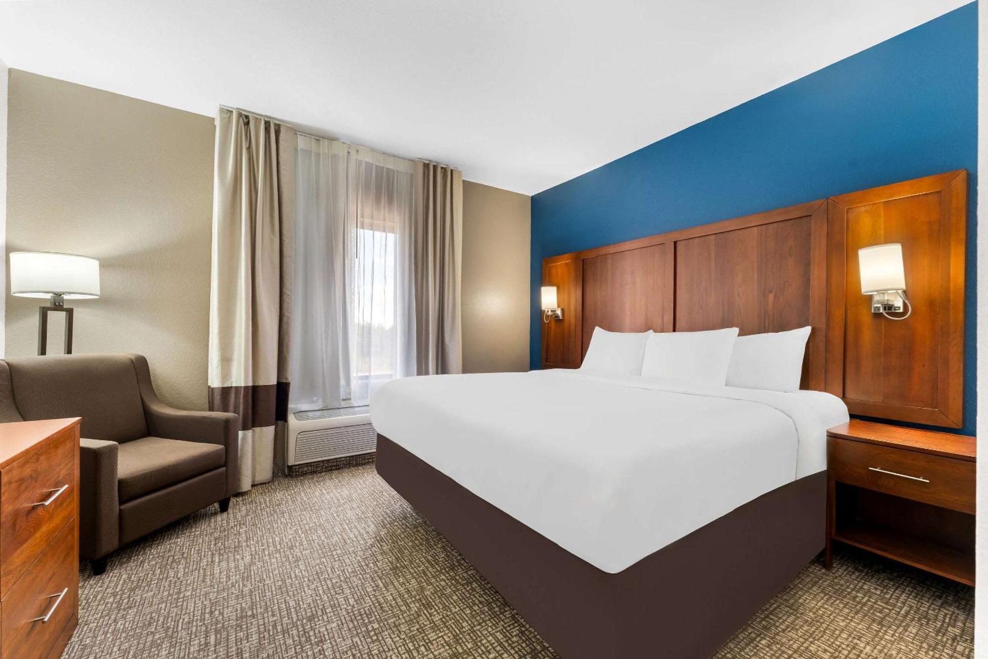 Hotel Comfort & West Near Eisenhower 3*