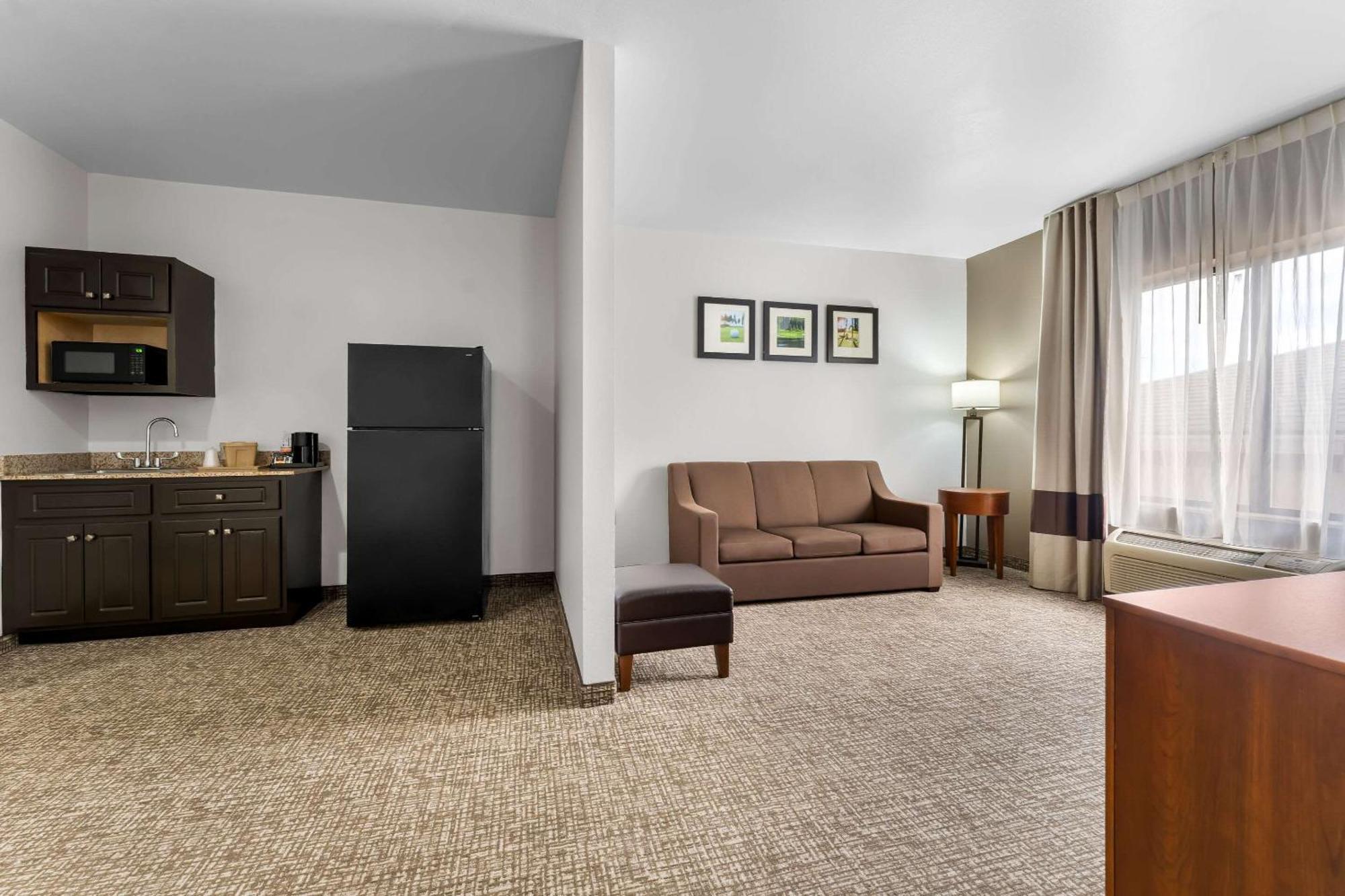 Comfort & West Near Eisenhower 3*