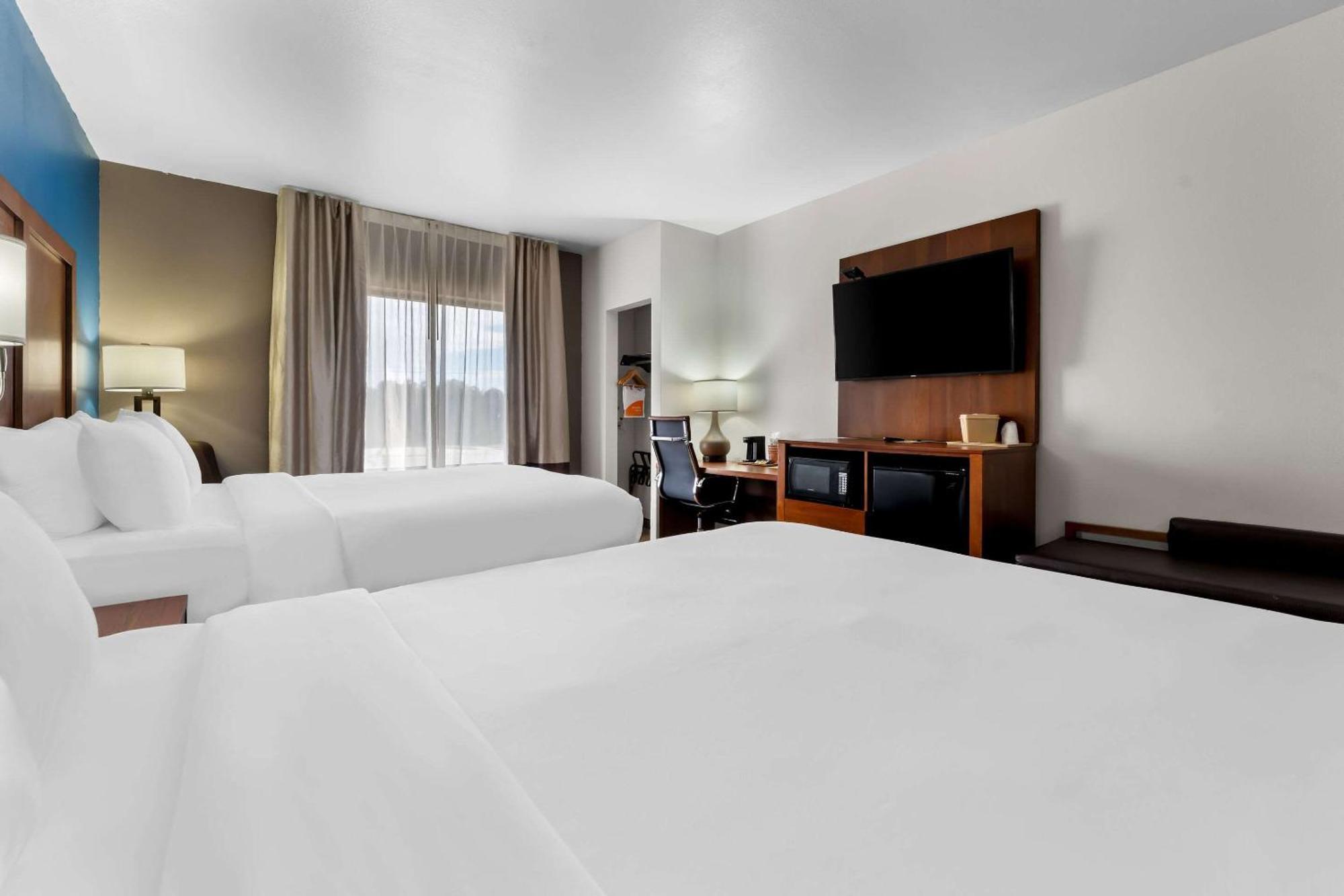 Comfort & West Near Eisenhower Hotel