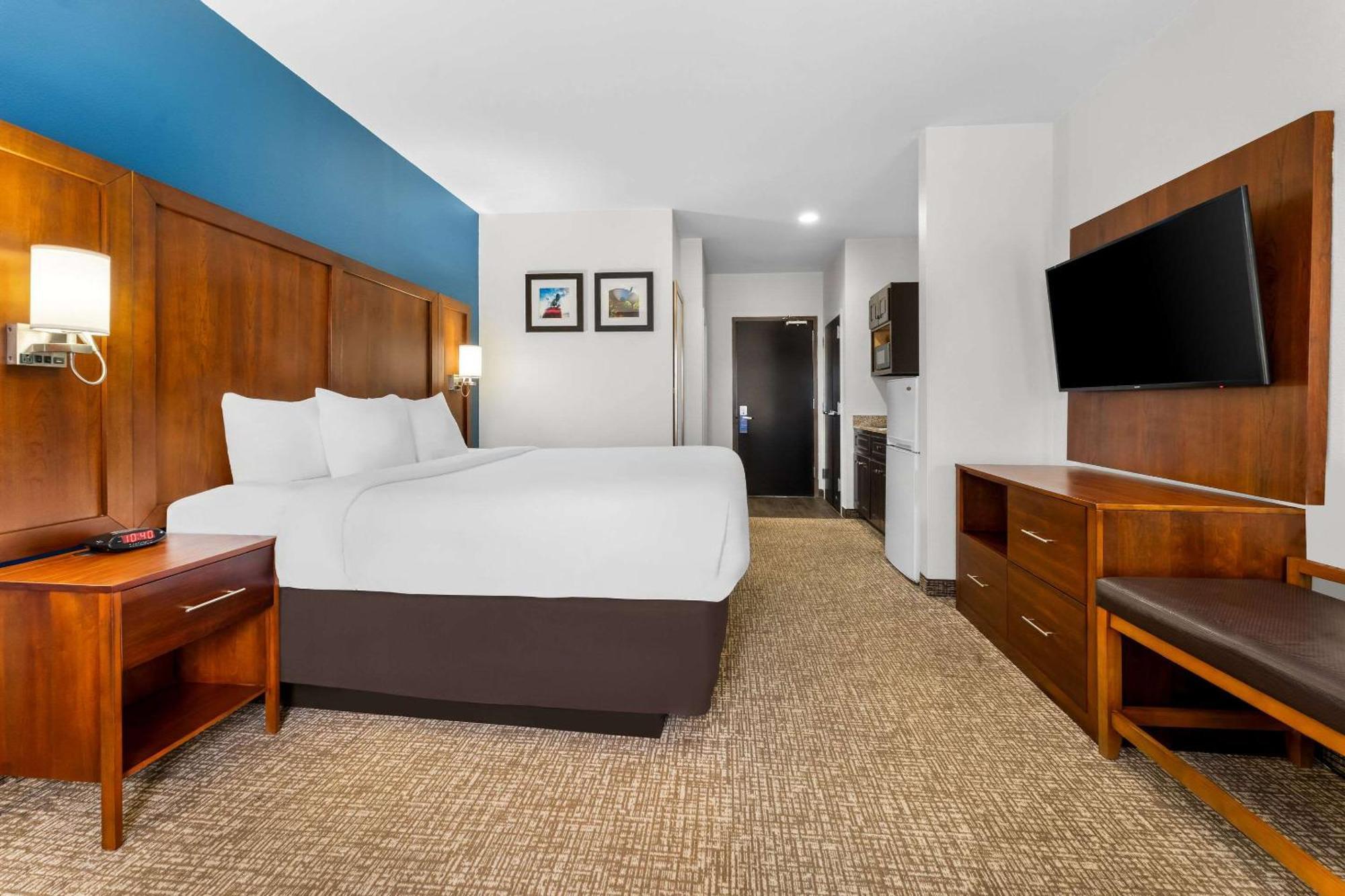 Hotel Comfort & West Near Eisenhower