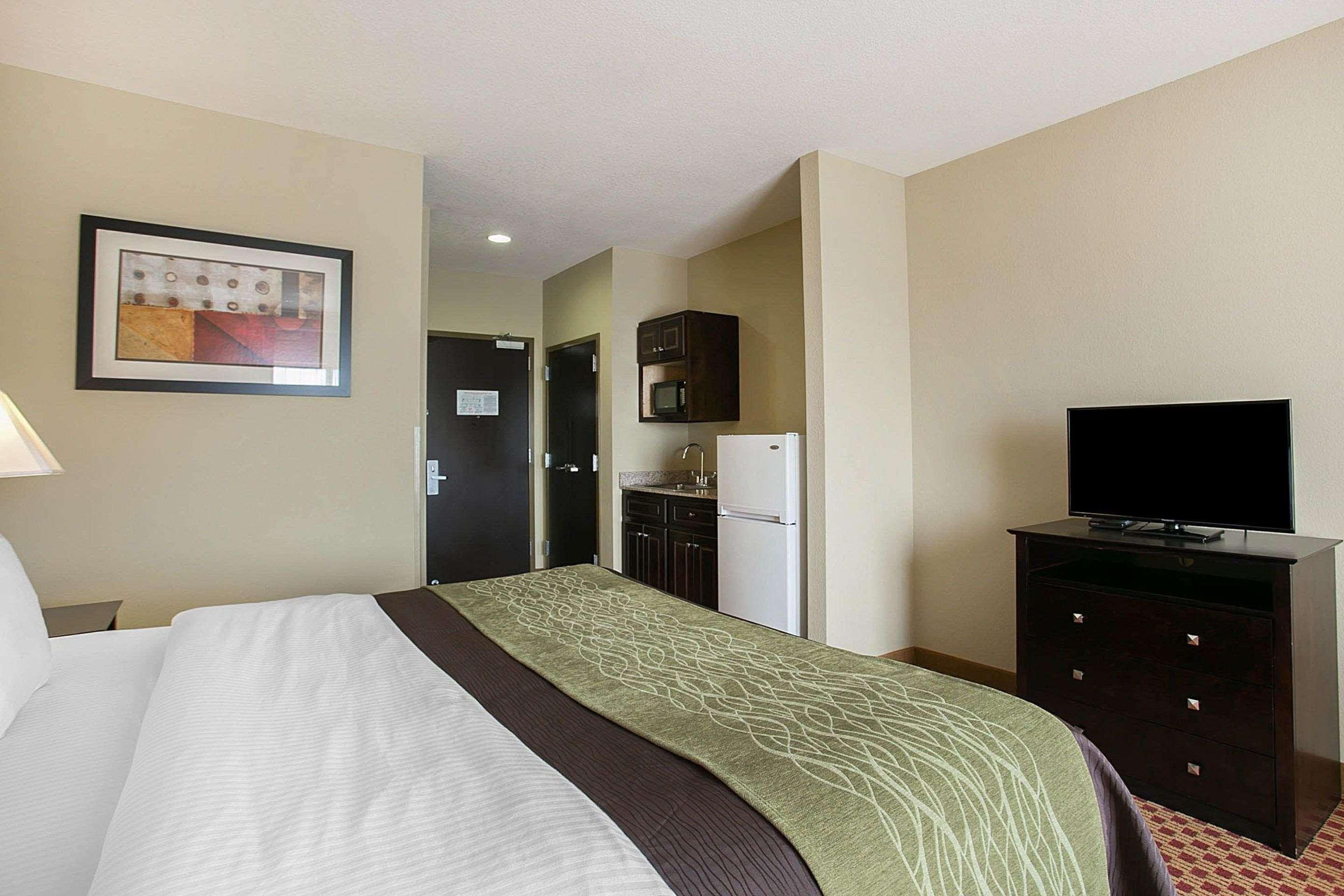 Comfort & West Near Eisenhower 3*